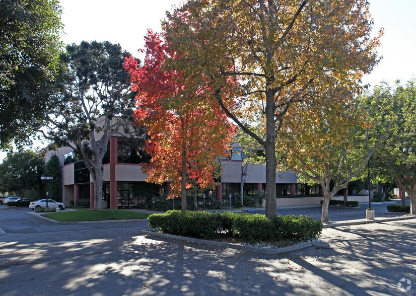 542 Flynn Rd, Camarillo, CA à vendre - Photo du bâtiment - Image 3 de 6
