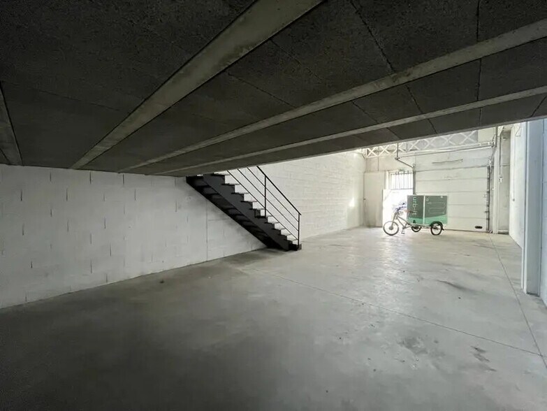 Flex in Vénissieux for lease - Interior Photo - Image 3 of 10