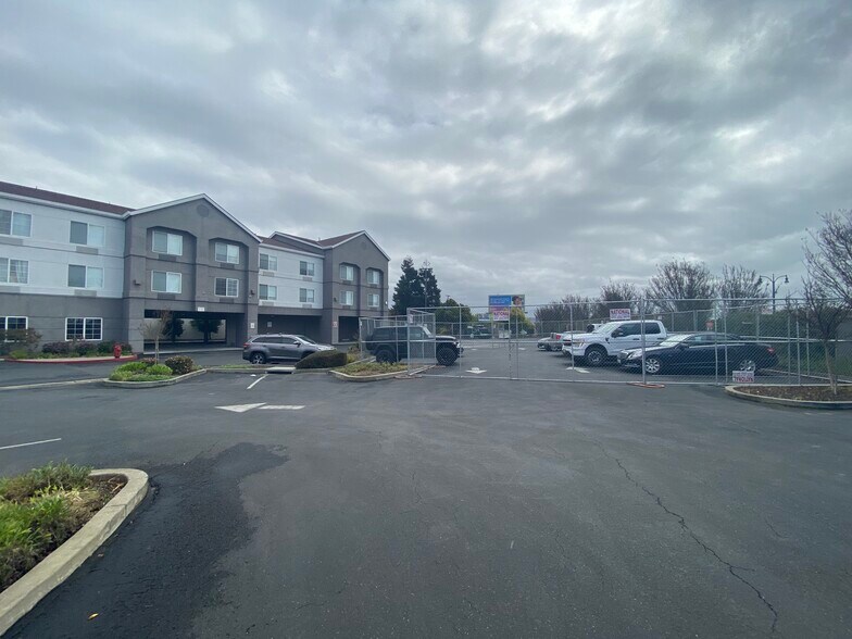 66 Airport Access Rd, Oakland, CA à louer - Photo du bâtiment - Image 2 de 3