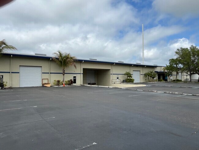 Plus de détails pour 8575 Somerset Dr, Largo, FL - Local d'activités à louer