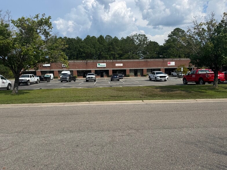 409 Chicago Dr, Fayetteville, NC for lease - Building Photo - Image 2 of 18