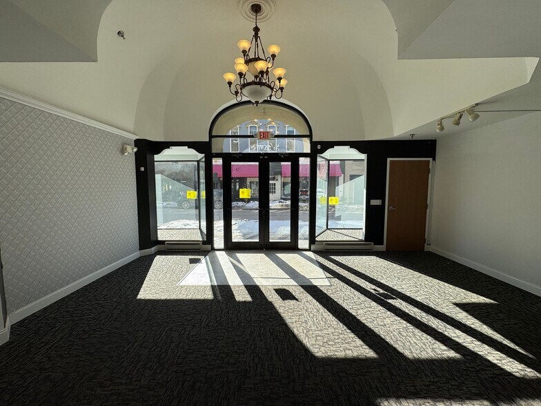 245 Chestnut St, Meadville, PA for lease - Interior Photo - Image 2 of 12