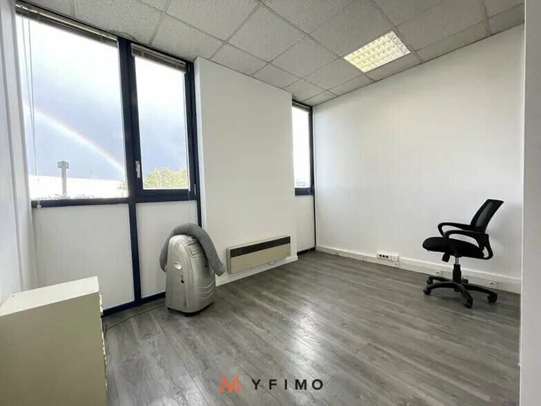 Office in Les Mureaux for lease - Interior Photo - Image 2 of 5