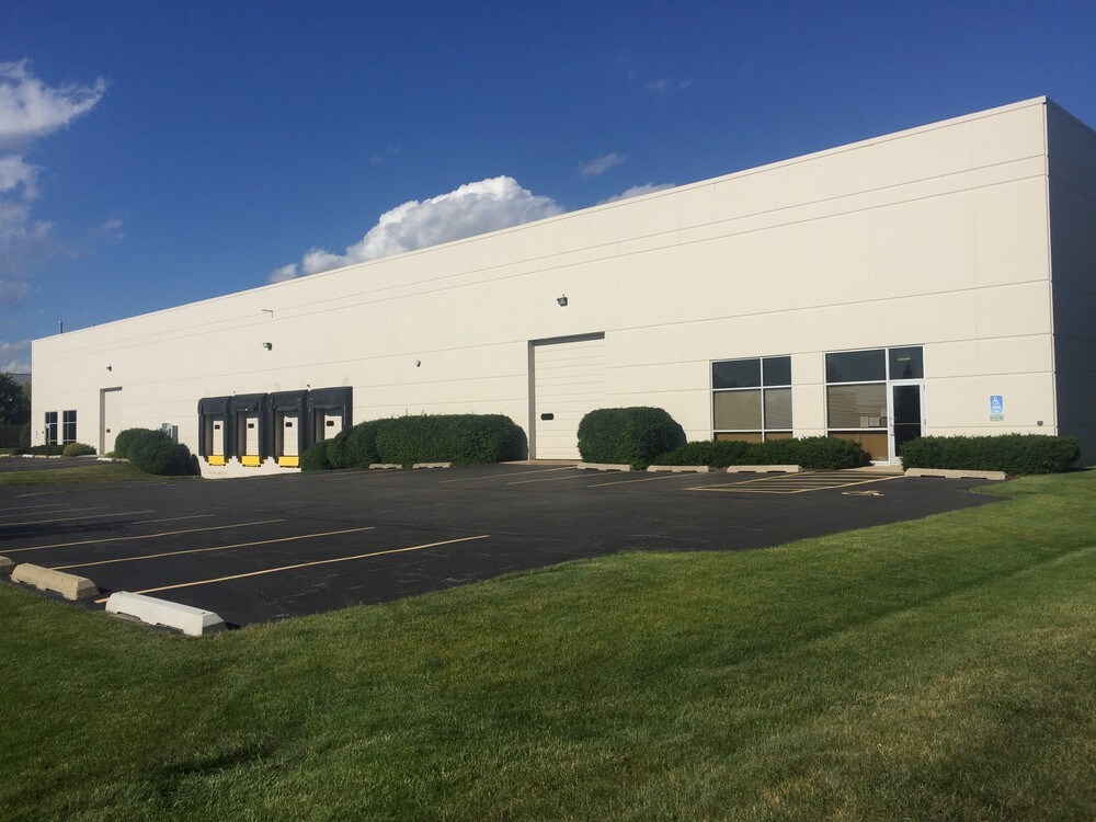 1881-1883 Circuit Dr, Round Lake Beach, IL à louer Photo principale- Image 1 de 2