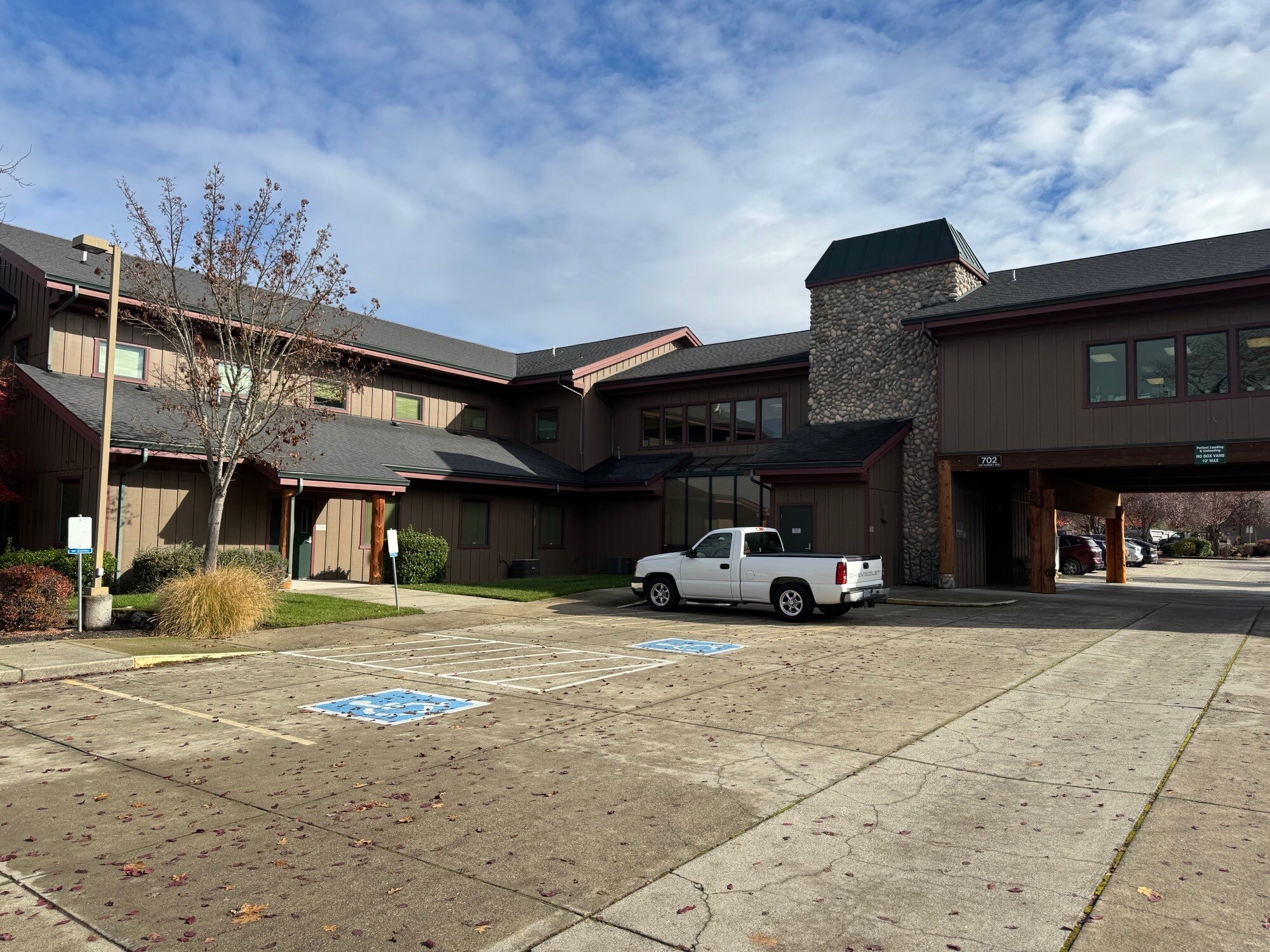 700 SW Ramsey Ave, Grants Pass, OR à louer Photo du bâtiment- Image 1 de 10