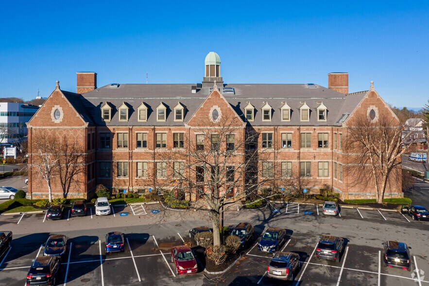 1266 Furnace Brook Pky, Quincy, MA à louer - Photo du bâtiment - Image 2 de 6