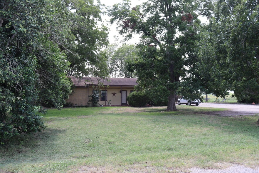 2001 Clearfork St, Lockhart, TX for sale - Primary Photo - Image 1 of 7