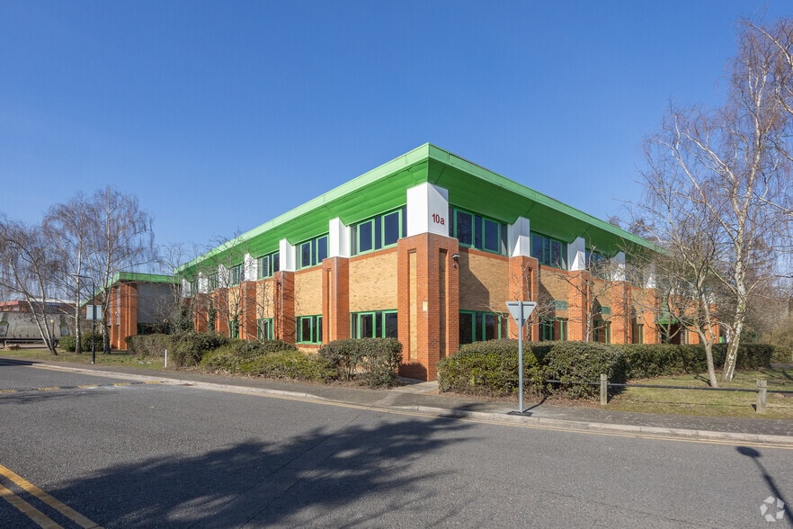 10-11 St Martins Way, Bedford for lease - Primary Photo - Image 1 of 2