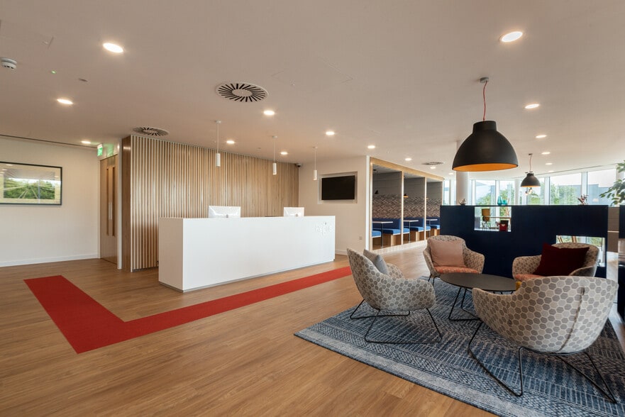 220 Wharfedale Rd, Wokingham for lease - Interior Photo - Image 2 of 10