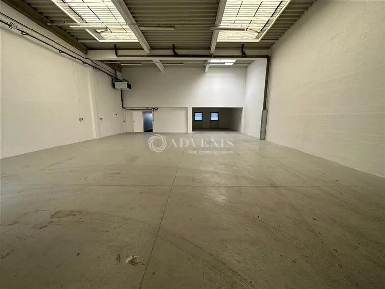 Flex in Moissy-Cramayel for lease - Interior Photo - Image 2 of 7