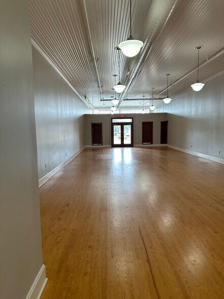 101 and 103 E Main portefeuille de 2 propriétés à vendre sur LoopNet.ca - Photo du bâtiment - Image 2 de 13