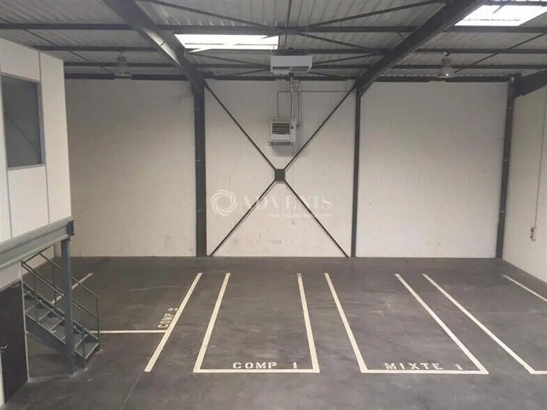 Bureau dans Saint-Priest à louer - Photo du bâtiment - Image 3 de 5