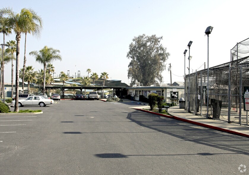 110 N Mooney Blvd, Tulare, CA à louer - Photo du bâtiment - Image 2 de 17