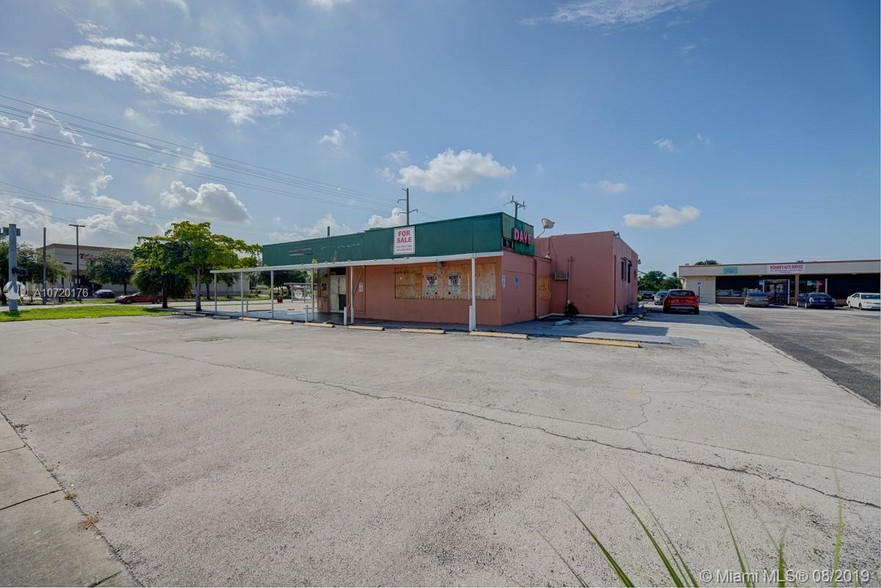 700 NW 183rd St, Miami Gardens, FL à vendre - Photo du bâtiment - Image 1 de 1