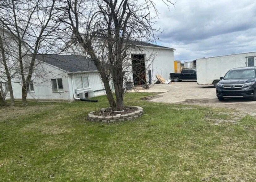 6780 Whitmore Lake Rd portefeuille de 3 propriétés à vendre sur LoopNet.ca - Photo du bâtiment - Image 3 de 13