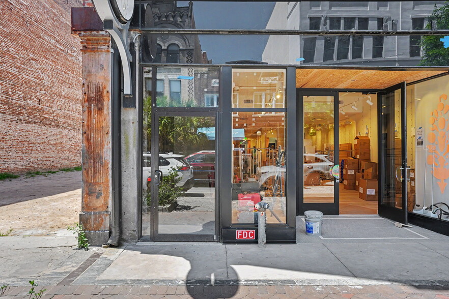 217-221 W Broughton St, Savannah, GA for lease - Building Photo - Image 3 of 5