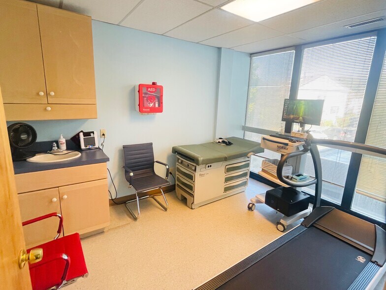 2616 Sherwood Hall Ln, Alexandria, VA à vendre - Photo intérieure - Image 2 de 54