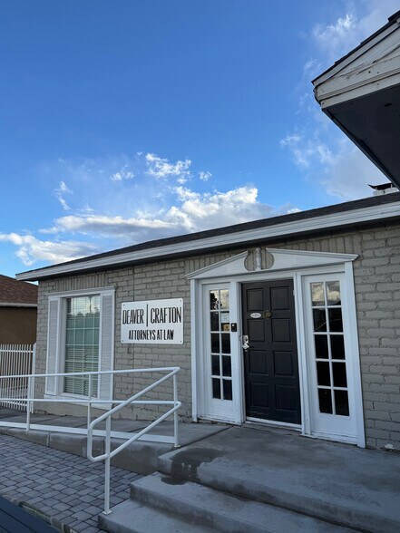 818 E Charleston Blvd, Las Vegas, NV à vendre - Photo du bâtiment - Image 1 de 13