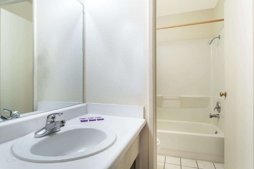 1624 N Black Canyon Hwy, Phoenix, AZ for sale - Interior Photo - Image 3 of 12