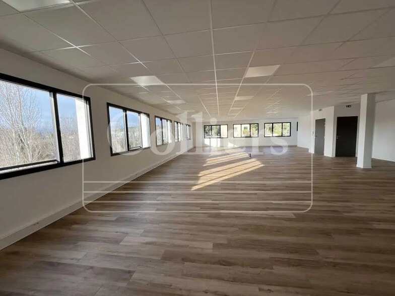 Office in Éguilles for lease - Interior Photo - Image 3 of 4