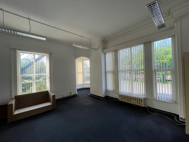 Crosby Rd N, Liverpool for lease - Interior Photo - Image 2 of 3