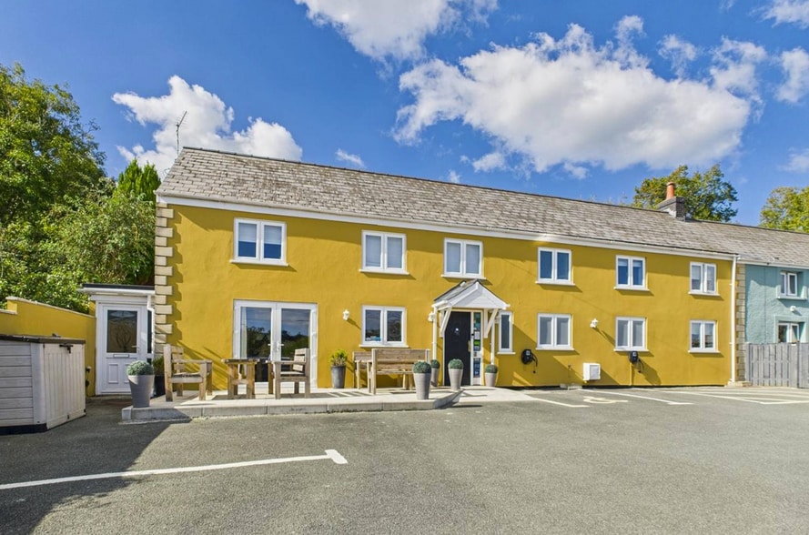 2 Manor Parade, Goodwick for sale - Building Photo - Image 2 of 10