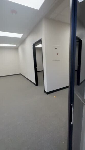 2700 E Chandler Ave, Las Vegas, NV à vendre - Vidéo sur l’inscription commerciale - Image 2 de 33