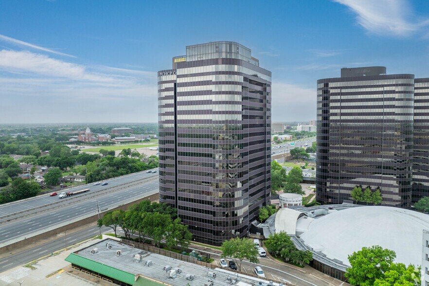 7322 Southwest Fwy, Houston, TX à louer - Photo principale - Image 1 de 22
