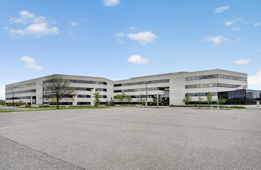 1560 E Maple Rd, Troy, MI à louer - Photo du bâtiment - Image 3 de 27