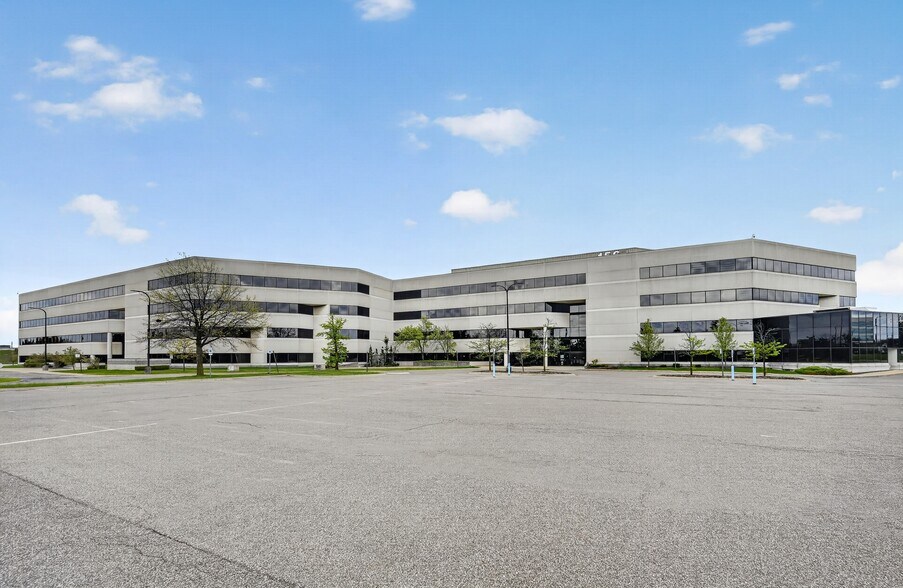 1560 E Maple Rd, Troy, MI à louer - Photo du bâtiment - Image 3 de 27