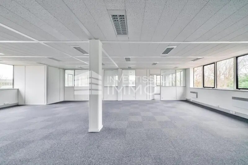 Office in Saint-Thibault-des-Vignes for lease Interior Photo- Image 1 of 7