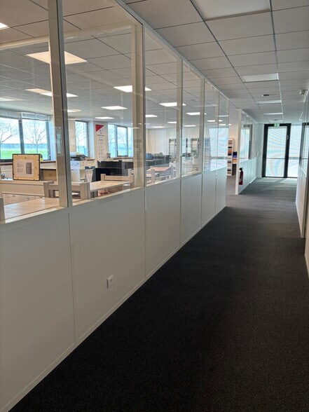 Office in Bron for lease - Interior Photo - Image 1 of 1