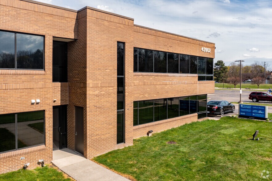 43902 Woodward Ave, Bloomfield Hills, MI à louer - Photo du bâtiment - Image 3 de 5
