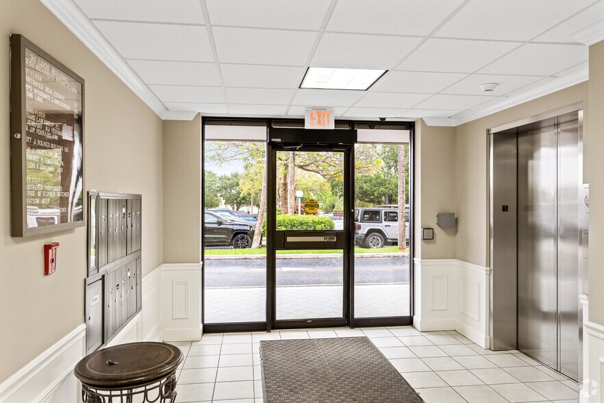 3601 SE Ocean Blvd, Stuart, FL à vendre - Photo intérieure - Image 3 de 11