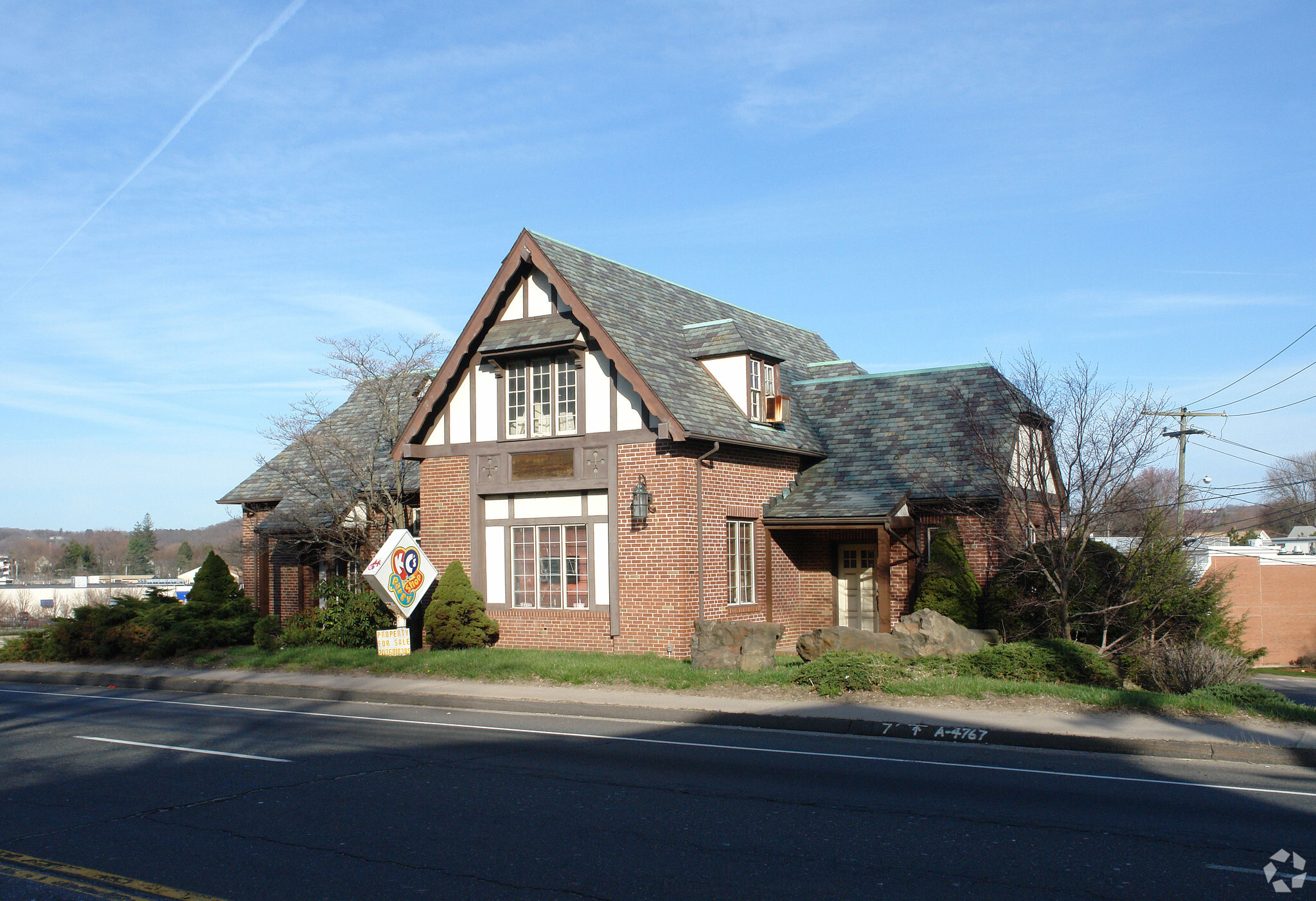 213 Farmington Ave, Bristol, CT à vendre Photo principale- Image 1 de 1