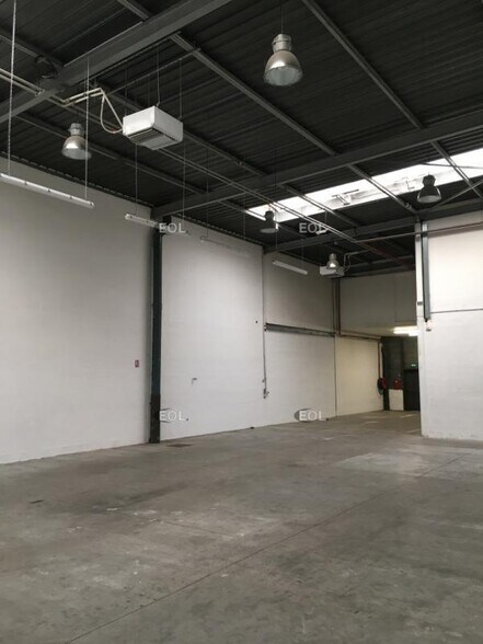 Flex in Aubervilliers for lease - Interior Photo - Image 1 of 6