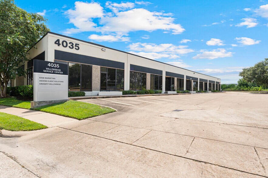 4025 Willowbend Blvd, Houston, TX à louer - Photo du bâtiment - Image 1 de 19
