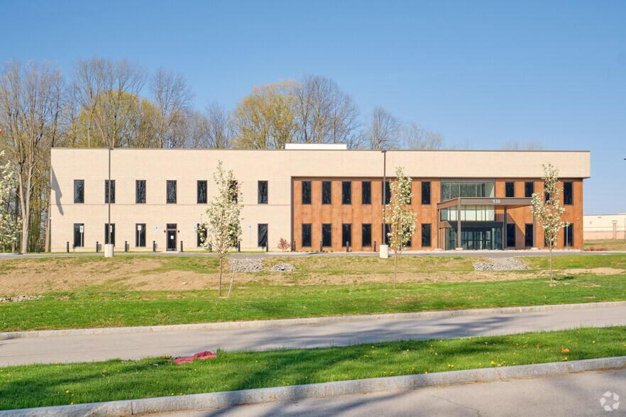 130 Canal Landing Blvd, Greece, NY à louer - Photo du bâtiment - Image 3 de 12