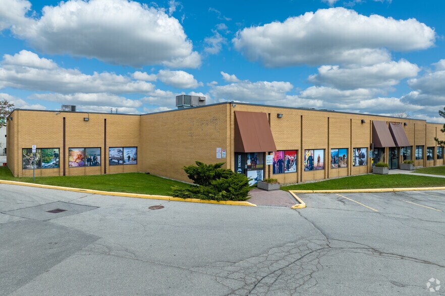 48 Galaxy Blvd, Toronto, ON à vendre - Photo principale - Image 1 de 1