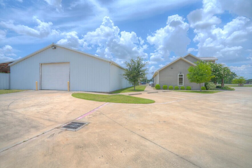 3209 Fort Worth Dr, Denton, TX à louer - Photo du bâtiment - Image 3 de 23