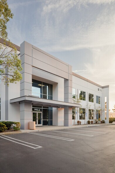 995 Joshua Way, Vista, CA à louer - Photo du bâtiment - Image 3 de 8