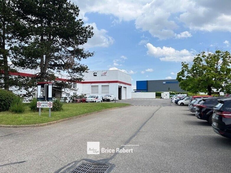 43 Rue Ampère, Chassieu à vendre - Photo du bâtiment - Image 1 de 5