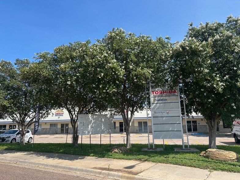 9803 Sterling Loop, Laredo, TX for sale - Building Photo - Image 3 of 27