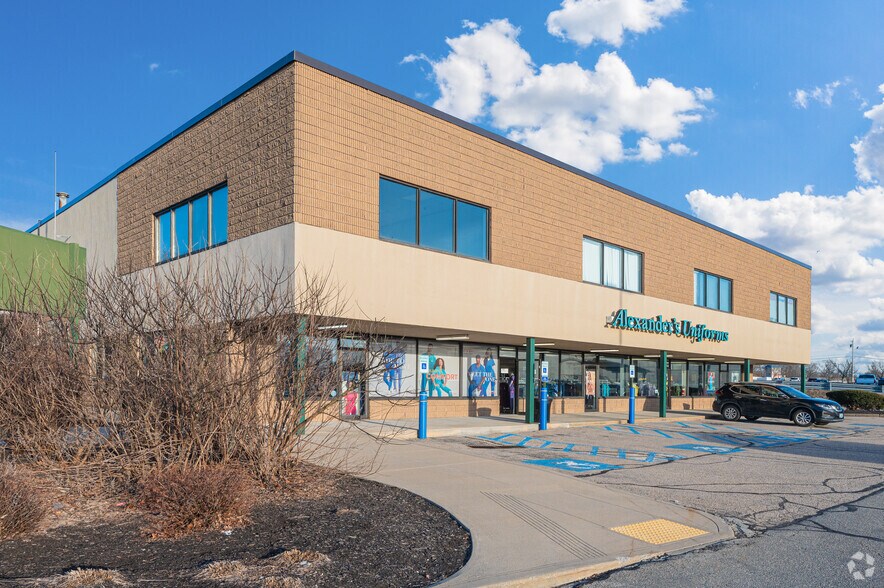 1400 Oaklawn Ave, Cranston, RI à louer - Photo du bâtiment - Image 2 de 4