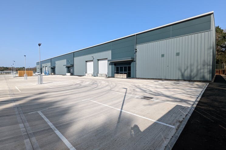 Beacon Hill Rd, Fleet à louer - Photo du bâtiment - Image 3 de 15