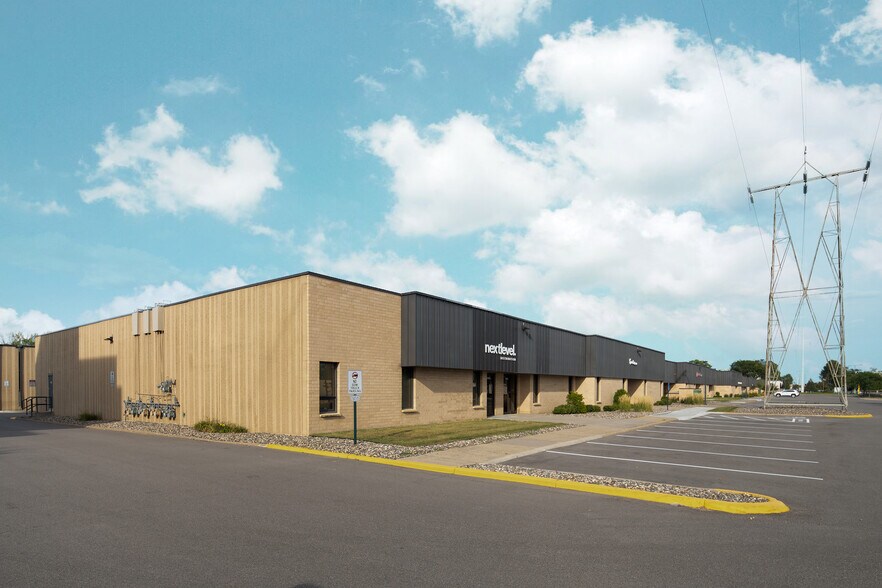 7850-7890 12th Ave E, Bloomington, MN à louer - Photo du bâtiment - Image 3 de 10