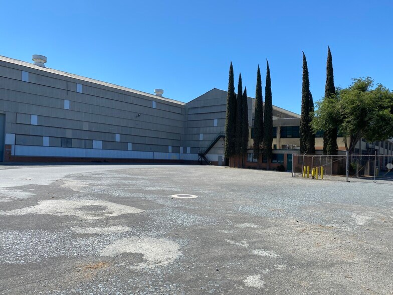 1101-1501 Loveridge Rd, Pittsburg, CA à louer - Photo du bâtiment - Image 2 de 19