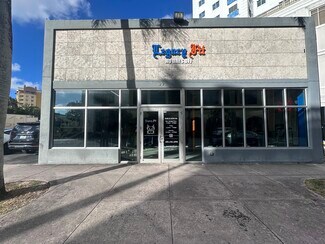 Plus de détails pour 22 Merrick Way, Coral Gables, FL - Commerce de détail à louer