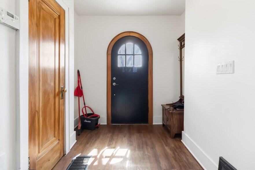 250 Plains Rd W, Burlington, ON à vendre - Photo du bâtiment - Image 2 de 33