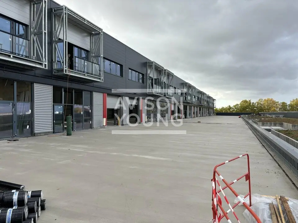 Flex in Bobigny for lease Building Photo- Image 1 of 9
